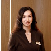 Волкова на фоне миниатюра
