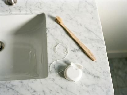 polzovatsya-zubnoi-nitu1