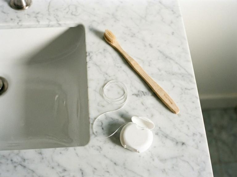 polzovatsya-zubnoi-nitu1