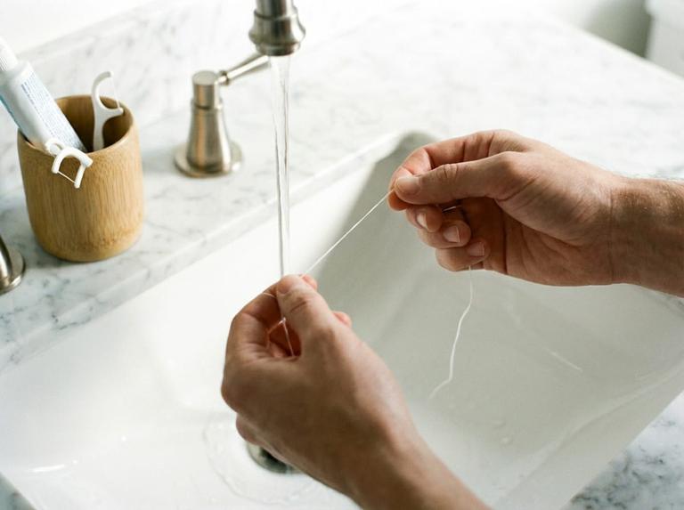 polzovatsya-zubnoi-nitu2