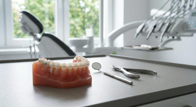 polzovatsya-zubnoi-nitu3